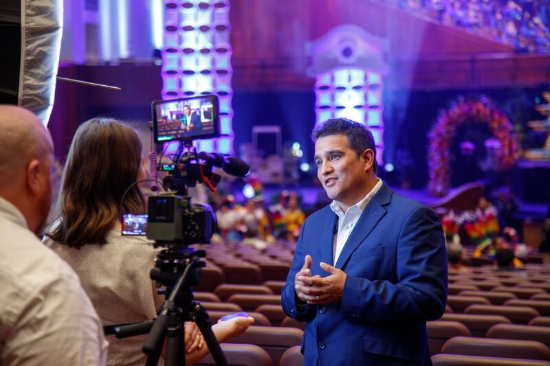 Israel González-Nieri — diretor de "Luz de las Nações" por 15 anos — conversa com meios de comunicação em um ensaio geral da apresentação em Salt Lake City, Utah, 3 de novembro de 2025.