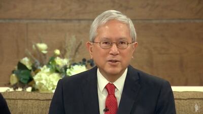 Élder Gerrit W. Gong, do Quórum dos Doze Apóstolos, discursa durante um devocional mundial para jovens adultos no domingo, dia 10 de janeiro de 2021.