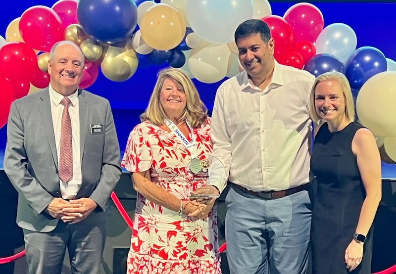 Elder Timothy Fagan está de pé com Kim Fredrick, Jay Patel e Brittany Hook enquanto a Igreja é reconhecida durante um banquete de patrocinadores em Tampa, Flórida, em 29 de junho de 2026.