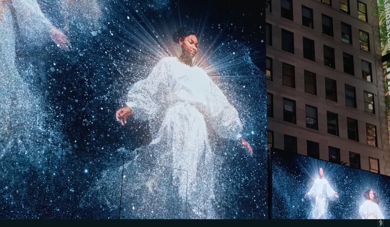 Anjos são retratados em painéis e telas na cidade de Nova York em uma cena do vídeo Iluminar o Mundo 2023, "Uma Surpresa de Noite Silenciosa na Times Square."