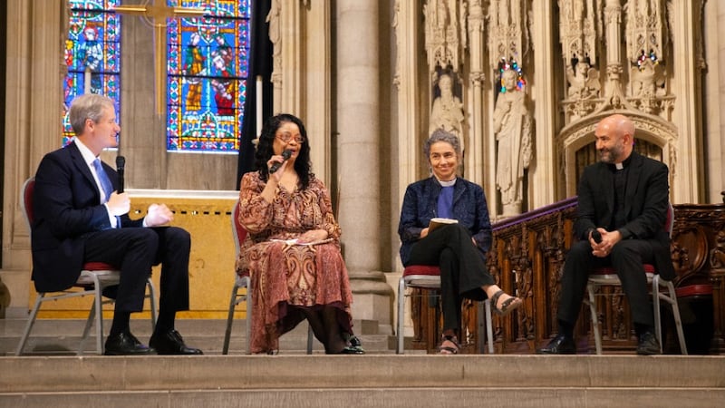 Élder Robert M. Daines modera um painel inter-religioso na Igreja Riverside em Nova York no sábado, 19 de setembro de 2026, com o Rev. Que English, o Rev. Chloe Breyer e Padre Nicolas Kazarian.