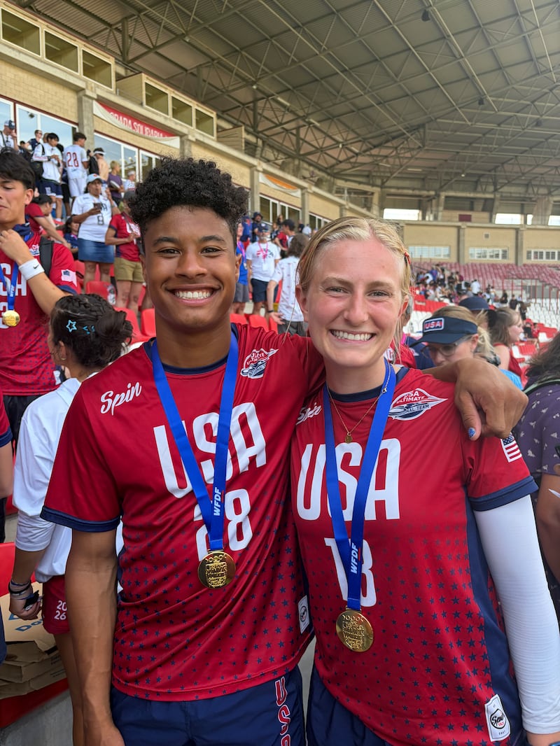 Silas Bell e Emilee Jensen tiram uma foto juntos após vencer a medalha de ouro com o time misto do Team USA no Campeonato Mundial Júnior de Ultimate em Logroño, Espanha, em 18 de julho de 2026.