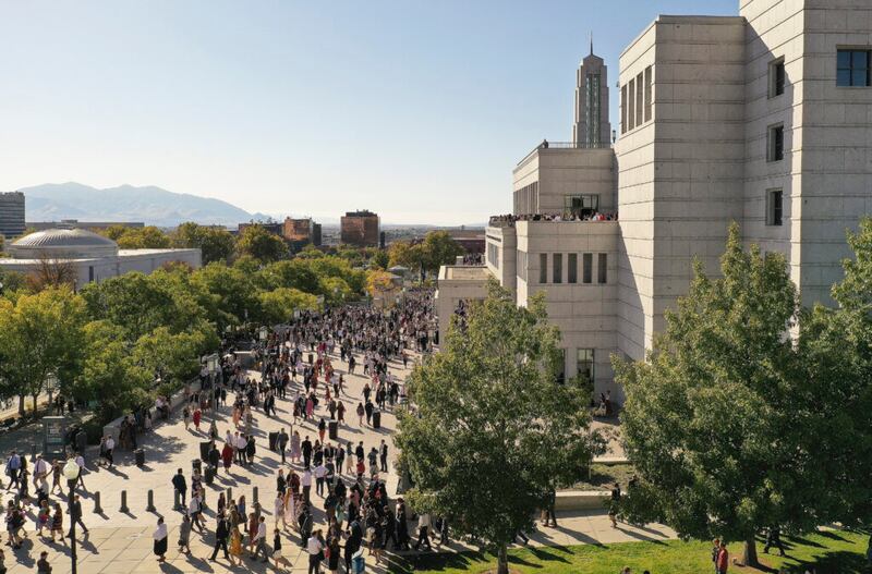 Participantes saindo da sessão de domingo à tarde da 189ª Conferência Geral Semianual de A Igreja de Jesus Cristo dos Santos dos Últimos Dias em Salt Lake City, dia 6 de outubro, 2019.