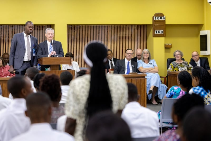 Elder David A. Bednar dirige-se aos missionários do Centro de Treinamento Missionário em Kinshasa, República Democrática do Congo, 15 de março de 2026.