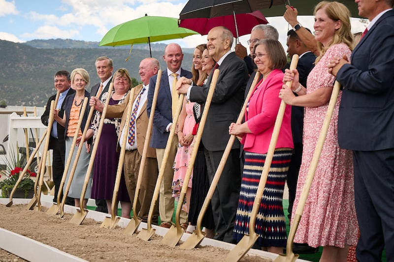 O Presidente Russell M. Nelson e outros líderes e dignitários da Igreja revolvem o solo na cerimônia de inauguração do Templo de Éfraim, Utah em Éfraim, Utah, no sábado, 27 de agosto de 2022.