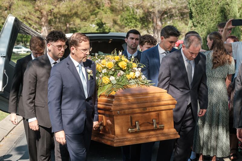 O caixão da irmã Patricia Terry Holland, esposa do Élder Jeffrey R. Holland, do Quórum dos Doze Apóstolos de A Igreja de Jesus Cristo dos Santos dos Últimos Dias, é carregado por familiares em St. George, Utah, no sábado, 29 de julho de 2023.