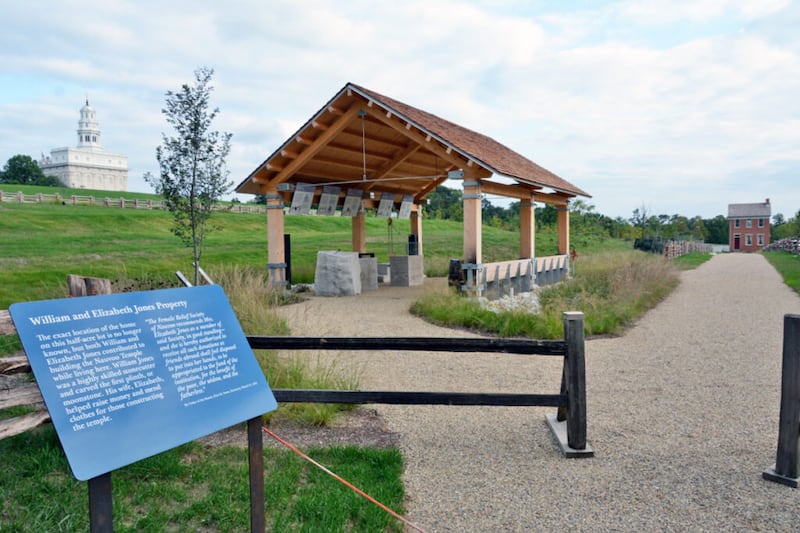 O pavilhão William e Elizabeth Jones mostra como o calcário foi lapidado para o Templo de Nauvoo e faz parte do Distrito do Templo na cidade histórica de Nauvoo, Illinois. O projeto de regeneração de West Grove pode ser visto entre o Templo de Nauvoo Illinois e a casa de Edward e Ann Hunter.