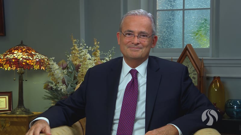 Élder Patrick Kearon, da Presidência dos Setenta, ensina sobre como se tornar um discípulo de Jesus Cristo, durante devocional da BYU-Pathway Worldwide na terça-feira, dia 9 de novembro.