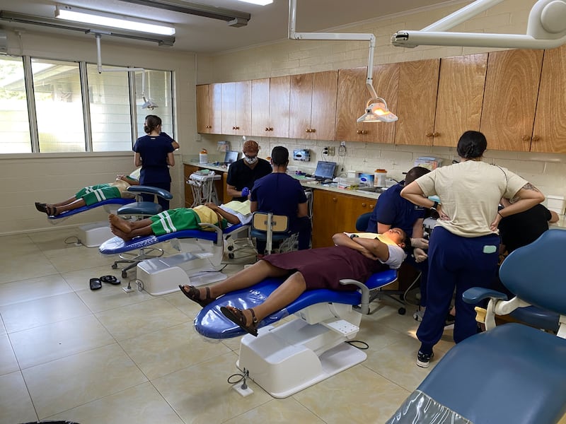 Pacientes recebem tratamento dentário na clínica dentária Liahona de Nuku'alofa, Tonga, janeiro de 2026.