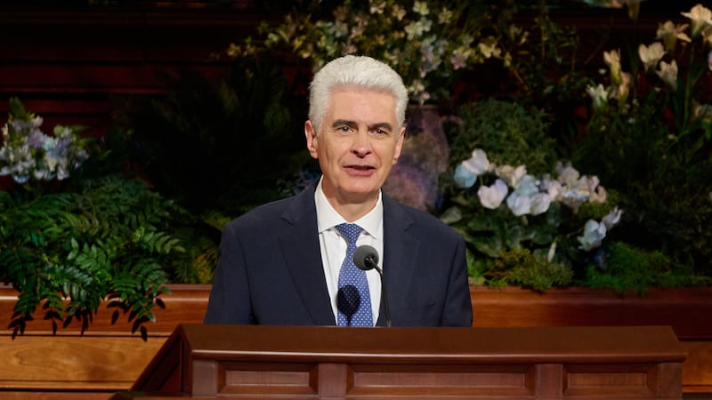 Elder Gérald Caussé do Quórum dos Doze Apóstolos fala durante a sessão de sábado à tarde da 196ª Conferência Geral Anual de A Igreja de Jesus Cristo dos Santos dos Últimos Dias no Centro de Conferências de Salt Lake City em 4 de abril de 2026.