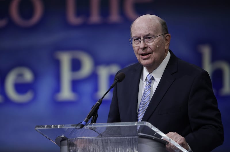Élder Quentin L. Cook, do Quórum dos Doze Apóstolos de A Igreja de Jesus Cristo dos Santos dos Últimos Dias, fala no devocional da Semana da Educação da BYU em Provo, Utah, na terça-feira, 16 de agosto de 2022.