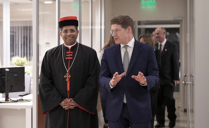 O Cardeal George Jacob Koovakad, prefeito do Dicastério para o Diálogo Inter-religioso, à esquerda, caminha com Élder Alan R. Walker, um Setenta Autoridade Geral e presidente da Área América do Sul Sul da Igreja, à direita, em um evento inter-religioso em Buenos Aires, Argentina, em 10 de setembro de 2026.