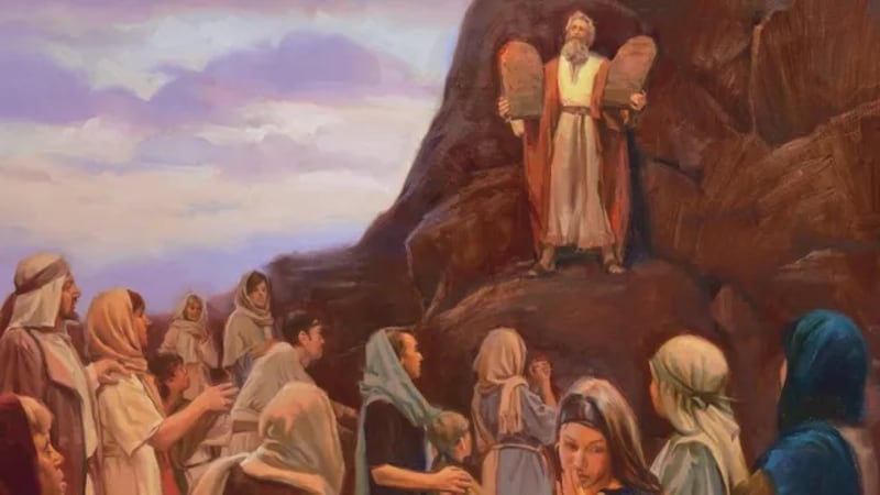 Uma ilustração de Moisés segurando os Dez Mandamentos de Sam Lawlor.