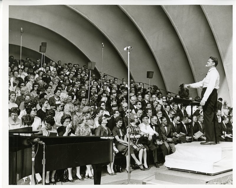 Richard P. Condie, diretor musical e regente do Coro do Tabernáculo na Praça do Templo, rege o coro em um ensaio antes de um concerto no Hollywood Bowl em Los Angeles, Califórnia, em maio de 1963.