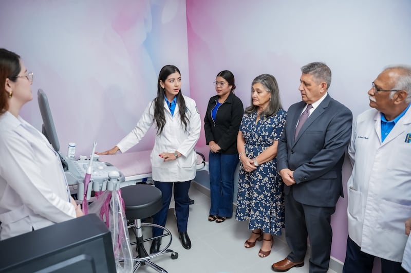 Élder Patricio M. Giuffra e Irmã María Eugenia Giuffra visitam uma nova clínica para mulheres em Managua, Nicarágua, em 4 de setembro de 2026.