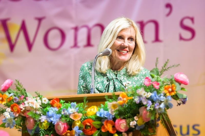 Irmã Elaine S. Dalton fala durante a Conferência de Mulheres Faithful & Loved de 2026 na Universidade do Texas do Norte em Denton, Texas.
