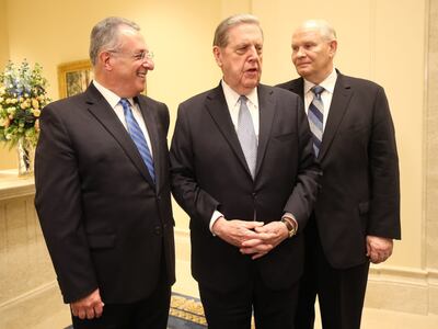 Élder Ulisses Soares, Élder Jeffrey R. Holland e Élder Dale G. Renlund do Quórum dos Doze Apóstolos de A Igreja de Jesus Cristo dos Santos dos Últimos Dias, falam com a mídia após a dedicação do Templo de Roma Itália em Roma, Itália, no domingo, 10 de março de 2019.