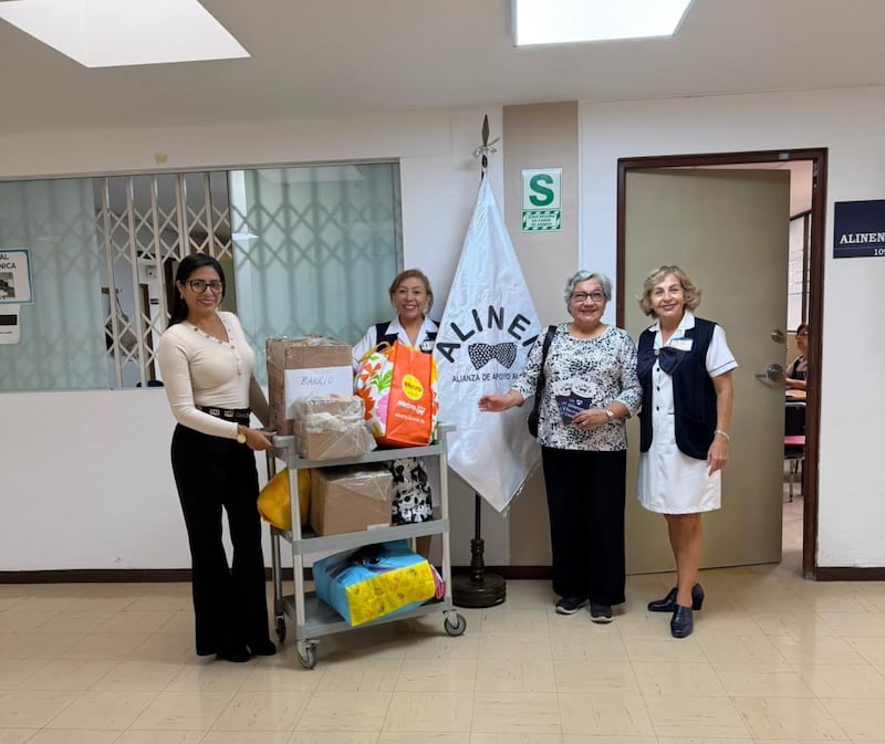Membras da Sociedade de Socorro do Estado Lima Peru La Victoria de A Igreja de Jesus Cristo dos Santos dos Últimos Dias doam roupas feitas em casa para pacientes com câncer no Instituto Nacional de Doenças Neoplásicas em Lima, Peru, em junho de 2026.