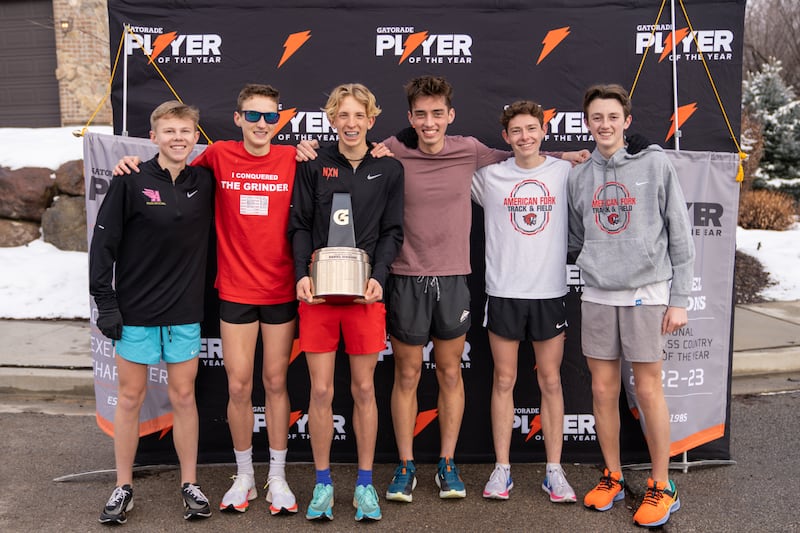 Daniel Simmons, um santo dos últimos dias de American Fork, Utah, foi nomeado o Atleta do Ano do Gatorade National Boys Cross Country de 2022-2023, na terça-feira, 7 de fevereiro de 2023. Ele é visto aqui com seus companheiros de equipe.