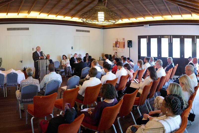 Elder Ronald A. Rasband do Quórum dos Doze Apóstolos discursa em uma capela de Victoria, Seychelles, em 26 de outubro de 2025.