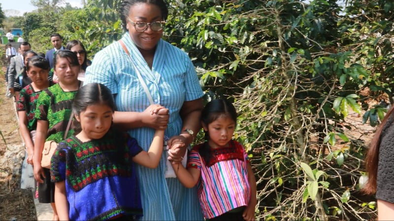 Sister Tracy Y. Browning segura as mãos de duas meninas de Chenalhó, Chiapas, México, em 17 de maio de 2026.