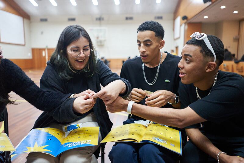 Jovens na sessão São Paulo Oeste do MeetUp, trocam figurinhas em 2 de novembro de 2022.