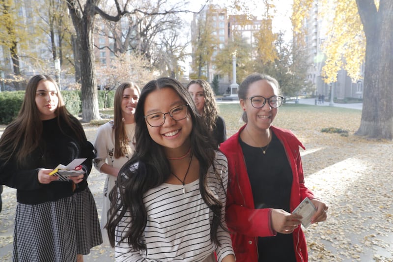 Jovens Santos dos Últimos Dias chegam ao Tabernáculo na Praça do Templo em 17 de novembro de 2019 para participar em um evento Cara a Cara.