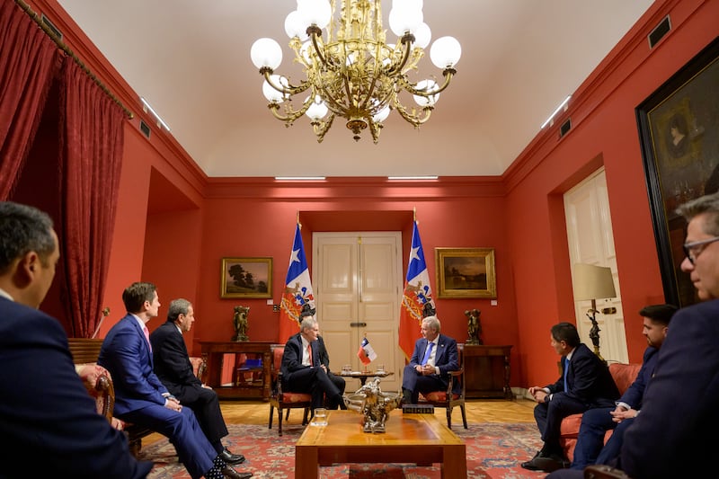 Élder David A. Bednar se encontra com o Presidente chileno José Antonio Kast no Palácio de La Moneda.