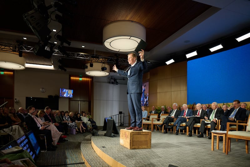Élder Gary E. Stevenson, do Quórum dos Doze Apóstolos, fica em pé sobre uma caixa de sabão enquanto discursa no Seminário para Novos Líderes de Missão de 2026, no Centro de Treinamento Missionário de Provo, em Provo, Utah, na sexta-feira, 19 de junho de 2026.
