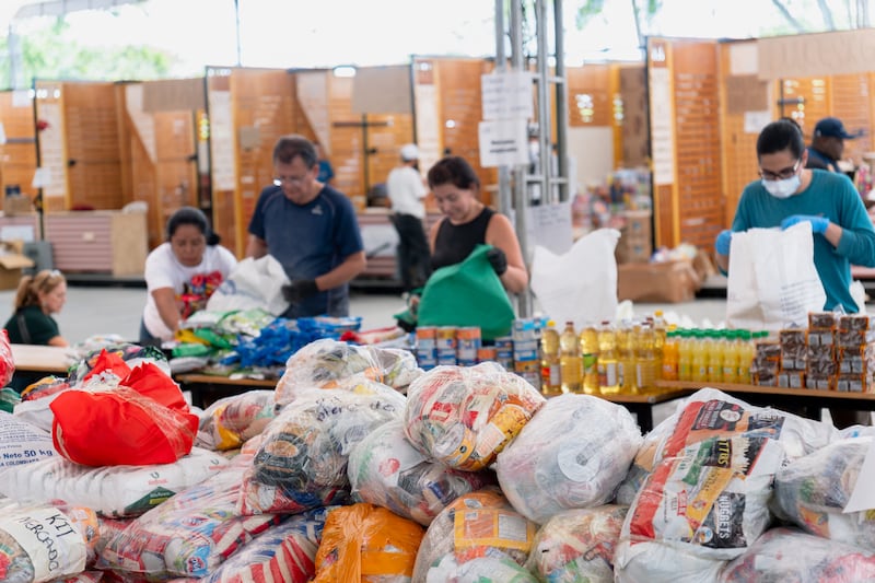Voluntários ajudam a preparar 1 mil kits de alimentos para distribuição em várias áreas afetadas por um terremoto em Cali, Colômbia, em agosto de 2026.