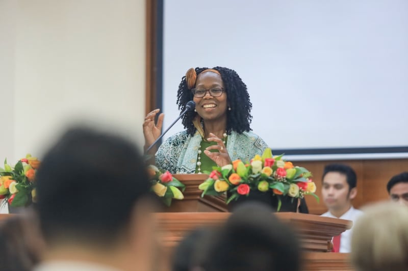 A Presidenta Rosemary K. Chibota fala para mais de 800 Santos dos Últimos Dias reunidos para o devocional na Cidade de Tacloban, Filipinas, 19 de setembro de 2026.