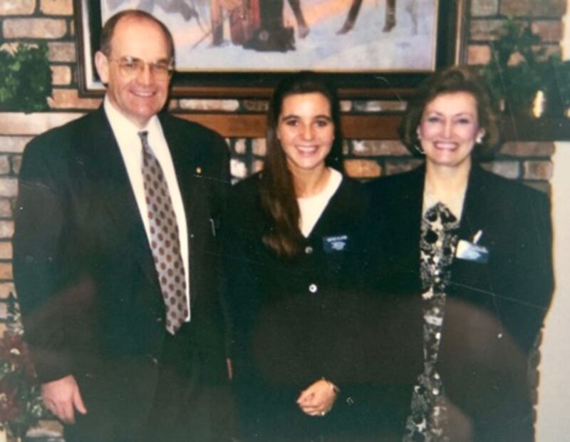 Amanda-Leigh Player Hall, ao centro, como missionária na Missão Nova Jersey Morristown com seus líderes de missão, o presidente Boyd R. Poulton Sr. e sua esposa, a irmã Dee Poulton.