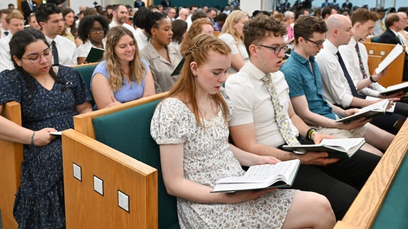 Uma congregação canta durante o devocional proferido por Elder Quentin L. Cook e Elder Clark G. Gilbert do Quórum dos Doze Apóstolos, que foi ouvido em todo o Reino Unido e Irlanda através de uma transmissão histórica originada da Capela de Hyde Park em Londres no domingo, 24 de maio de 2026.