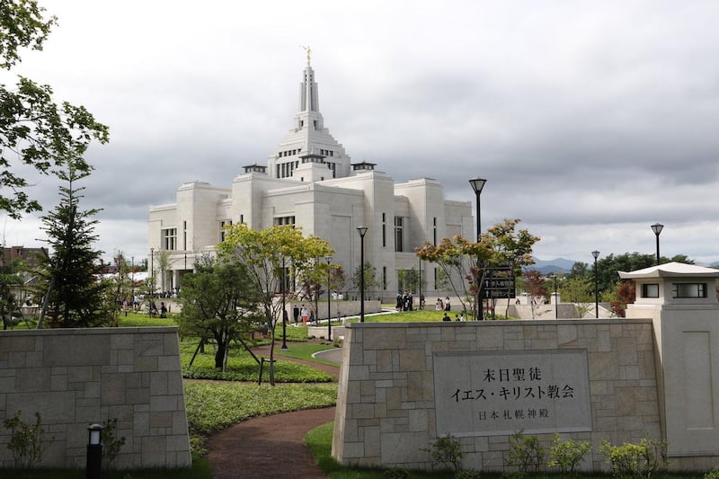 O Presidente Russell M. Nelson dedicou o Templo de Sapporo Japão no domingo, 21 de agosto de 2016. O templo é o terceiro no Japão para A Igreja de Jesus Cristo dos Santos dos Últimos Dias e o 151º em todo o mundo.