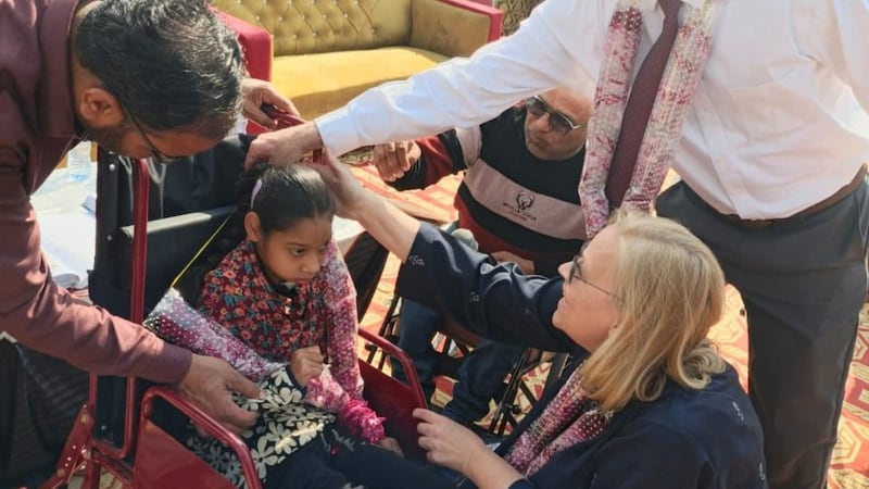 Membros de A Igreja de Jesus Cristo dos Santos dos Últimos Dias trabalham em conjunto com representantes da Sociedade para Pessoas Especiais em Punjab, Paquistão, a fim de fornecer cadeiras de rodas personalizadas para pessoas com deficiências em fevereiro de 2026.
