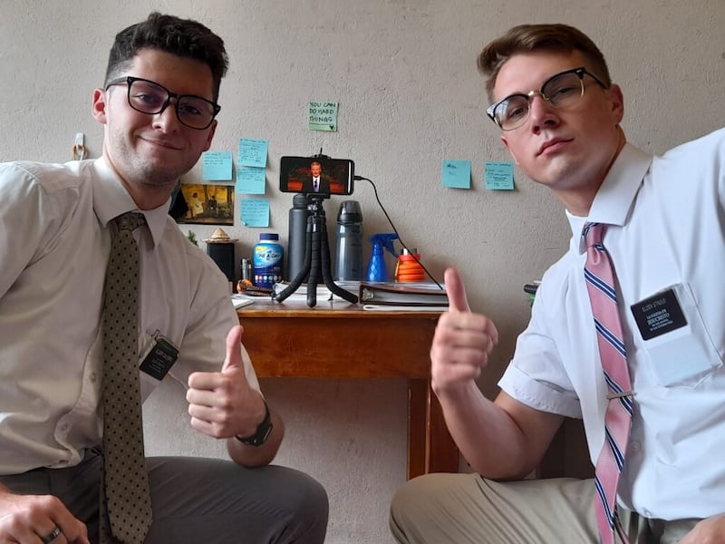Élder Justin Culebro e Élder William Stroud, missionários na Missão México Tuxtla Gutiérrez, assistem à sessão da tarde de sábado da 191ª Conferência Geral Semestral de A Igreja de Jesus Cristo dos Santos dos Últimos Dias, no dia 2 de outubro de 2021.