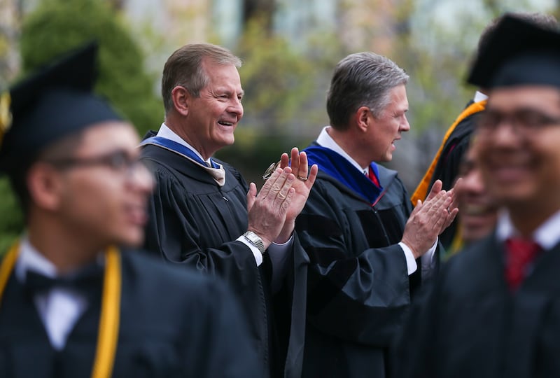 Elder Stevenson do Quórum dos Doze Apóstolos cumprimenta os alunos que chegam para a cerimônia de formatura da LDS Business College no Tabernáculo na Praça do Templo em Salt Lake City na sexta-feira, 12 de abril de 2019.