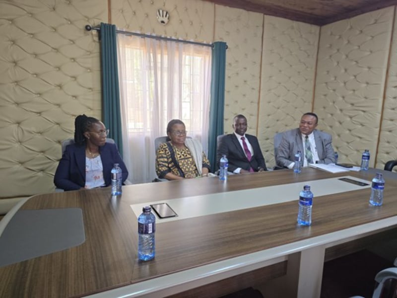 Os santos dos últimos dias encontram-se com o governador do Condado de Kajiado, Quênia, em 30 de julho de 2025. Da esquerda para a direita: Isabela Oloo, membro da Igreja da Ala Riruta; Claudine Isekusu, diretora de comunicação e publicações da área; Presidente Peter Ondigo, presidente da Estaca Nairobi Quênia Oeste; e Elder Thierry K. Mutombo, Setenta Autoridade Geral e presidente da Área África Central.