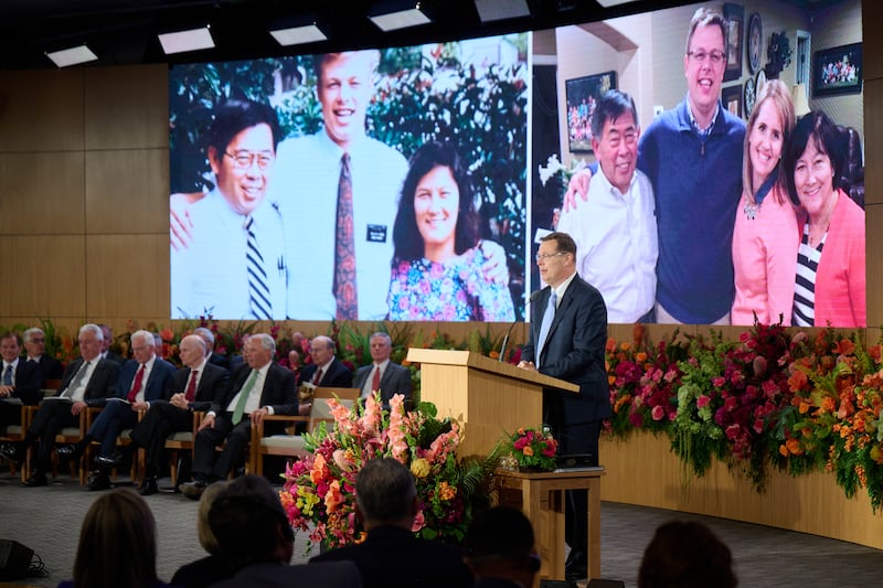 Élder Clark G. Gilbert, do Quórum dos Doze Apóstolos, discursa no Seminário para Novos Líderes de Missão de 2026, no Centro de Treinamento Missionário de Provo, em Provo, Utah, no dia 19 de junho de 2026.