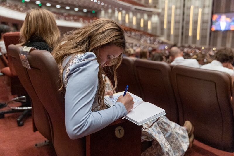A sister Hope Gross toma notas durante a sessão da noite de sábado da 192ª Conferência Geral Semianual de A Igreja de Jesus Cristo dos Santos dos Últimos Dias, no Centro de Conferências em Salt Lake City no sábado, dia 1º de outubro de 2022.