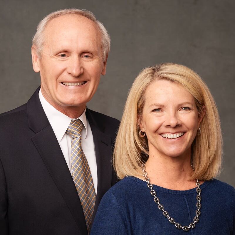 Richard E. Lamprecht e Barbara Lamprecht, que servirão como presidente e matrona do Templo de Newport Beach Califórnia a partir de setembro de 2026.