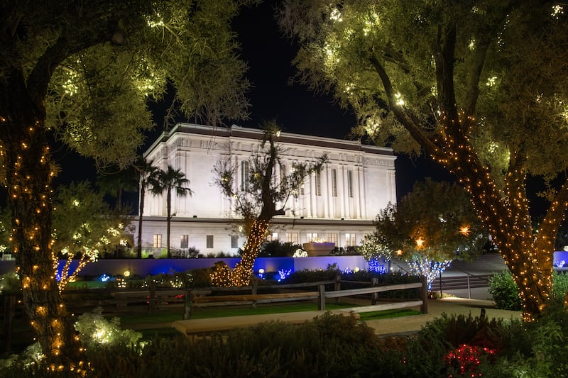 As luzes de Natal estão em exibição nas terras do Templo de Mesa, Arizona, em 5 de dezembro de 2025.