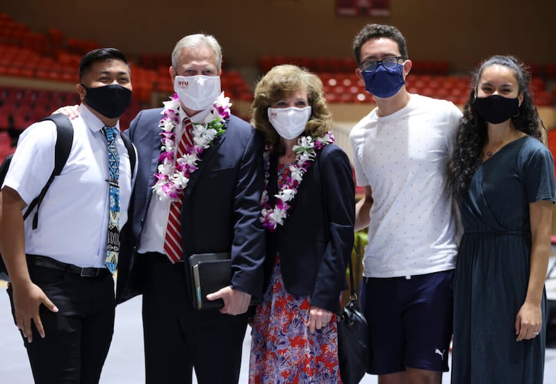Élder K. Brett Nattress, da presidência da Área Pacífico, e sua esposa, a irmã Shawna A. Nattress, cumprimentam estudantes da BYU-Havaí antes de Élder Nattress discursar durante o devocional do campus em Laie, Havaí, na terça-feira, dia 5 de outubro de 2021.