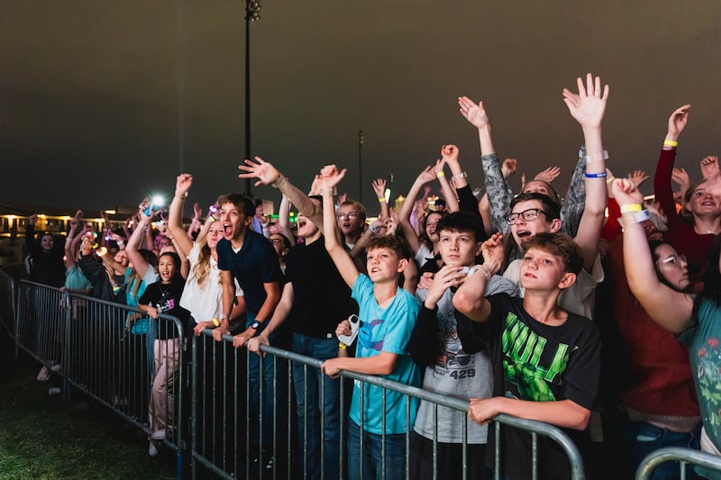 Jovens comemoram e cantam durante o Festival de Música Jovem de Las Vegas na UNLV no sábado, 17 de outubro de 2026.