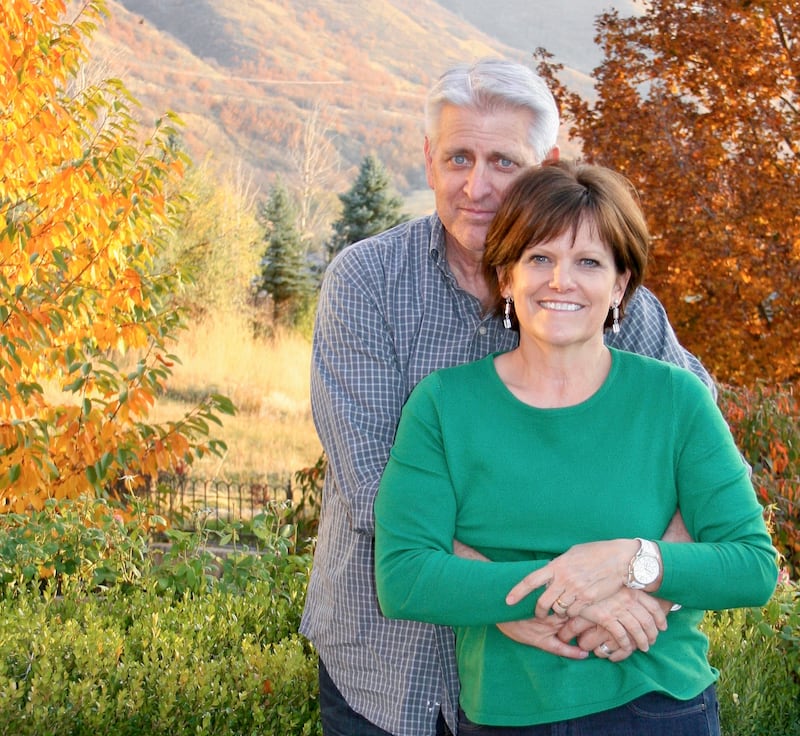 Shawna Edwards — compositora de "Because", uma nova adição a Hinos—Para o Lar e a Igreja — posa para uma foto com seu marido, John Edwards, em Mapleton, Utah, outubro de 2018.