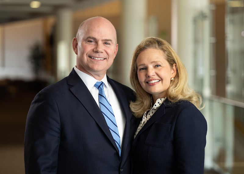 Presidente Alvin F. Meredith III, presidente da BYU-Idaho, e sua esposa, irmã Jennifer Meredith, posam para uma foto no BYU-I Center em Rexburg, Idaho. O presidente Meredith está sendo empossado nesta terça-feira, 10 de outubro de 2023.