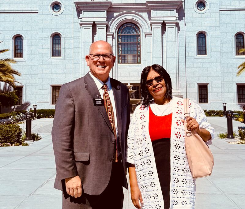 Elder Milo Labaron e Blady Quillilli posam para uma foto em frente ao Templo de Arequipa Peru na primeira semana de agosto de 2025.
