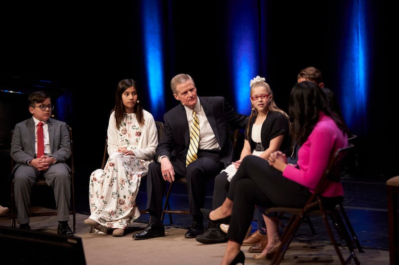 Élder David A. Bednar, do Quórum dos Doze Apóstolos, escuta durante uma discussão com jovens e jovens adultos solteiros na reunião de Treinamento de Liderança do Templo e da História da Família de 2020, na quinta-feira, 27 de fevereiro de 2020, no Teatro do Centro de Conferências em Salt Lake City, Utah.