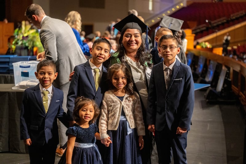 Os formandos da BYU–Idaho reúnem-se no BYU–I Center em Rexburg, Idaho, para a formatura realizada na quinta-feira, 18 de dezembro de 2025.
