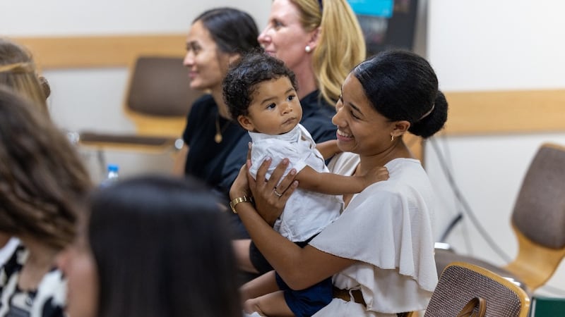 Uma mãe segura sua filha durante o devocional em Larnaca, Chipre, em 2 de setembro de 2026.